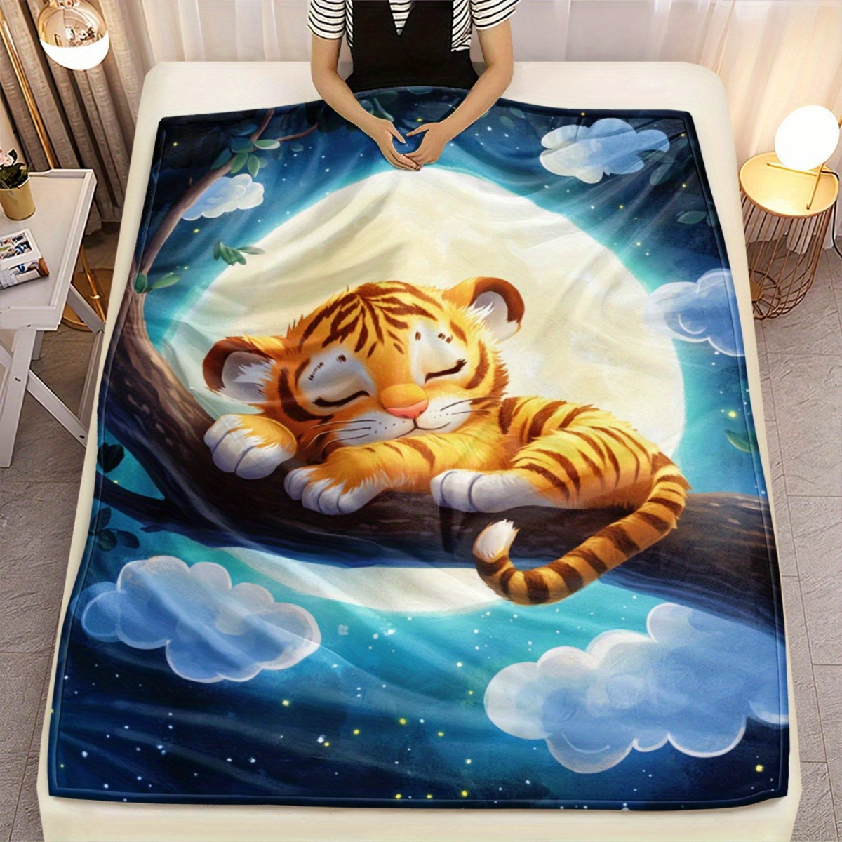 Baby Nursery Tree - Niedlicher schlafender Tiger auf Baumzweig, Mond,
